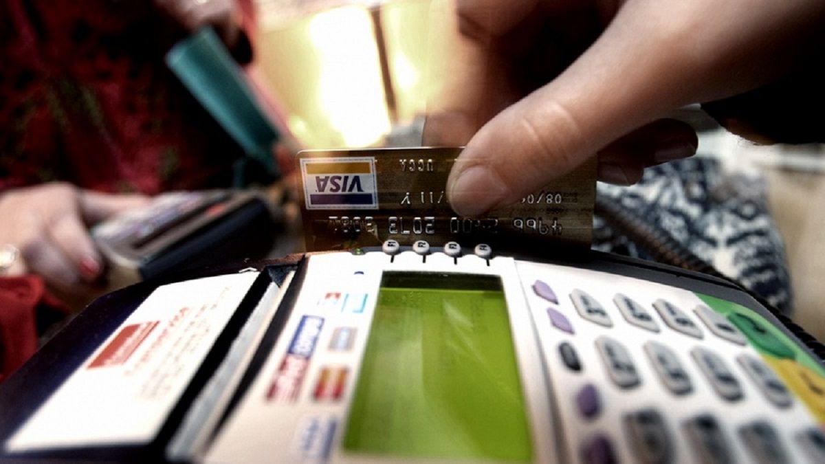 Tarjetas de débito: desde qué monto los bancos deberán informar las compras  a la AFIP
