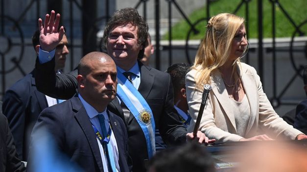 Javier Milei se bajó del auto y empezó a saludar a sus fieles que se acercaron al Congreso