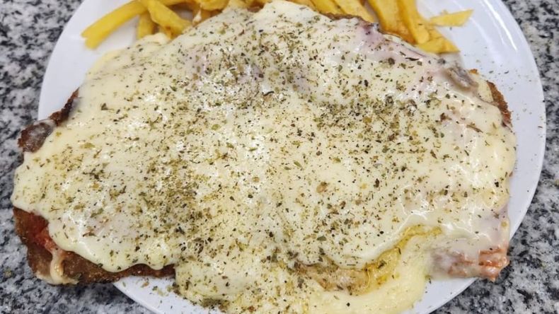 La milanesa napolitana y a caballo son las destacadas del menú.