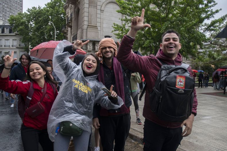 Seguidores de Lula se mostraron a favor del opositor en las elecciones realizadas en la Embajada de Brasil en Buenos Aires.