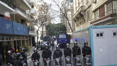 Un fuerte operativo policial en inmediaciones de la casa de la vicepresidenta. Un fuerte operativo policial en inmediaciones de la casa de la vicepresidenta.