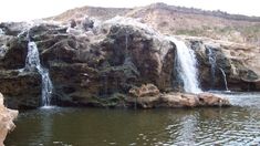 El río Quequén Salado es uno de los principales atractivos de la zona donde los visitantes pueden nadar, pescar o simplemente disfrutar de la naturaleza en un entorno relajante. El río Quequén Salado es uno de los principales atractivos de la zona donde los visitantes pueden nadar, pescar o simplemente disfrutar de la naturaleza en un entorno relajante.