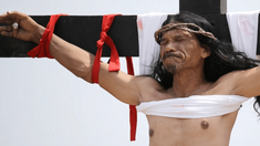 El impactante rito del Viernes Santo en Pampanga.