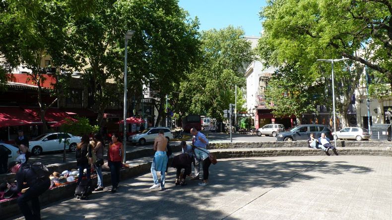 El recorrido se completa con una propuesta gastronómica diversa que rodea todo el perímetro. 