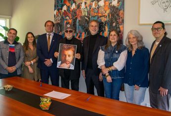 León Gieco, con miembros de la comunidad universitaria de la Universidad Nacional del Oeste.&nbsp; 