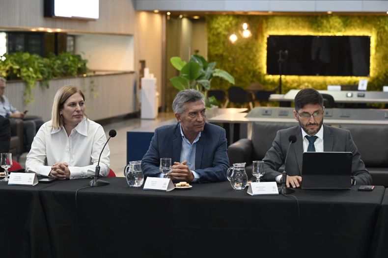 Mauricio Macri habló en la Bolsa de Comercio de Rosario junto al gobernador santafesino, Maximiliano Pullaro, y la vicegobernadora, Gisela Scaglia.
