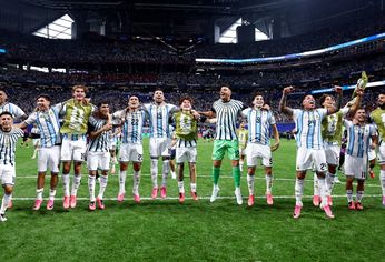 Los jugadores de la Selección celebraron el triunfo ante Egipto y el pase a cuartos.&nbsp;