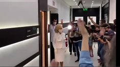 Mirtha Legrand llegó a la grabación de su programa y fue ovacionada por su equipo Mirtha Legrand llegó a la grabación de su programa y fue ovacionada por su equipo