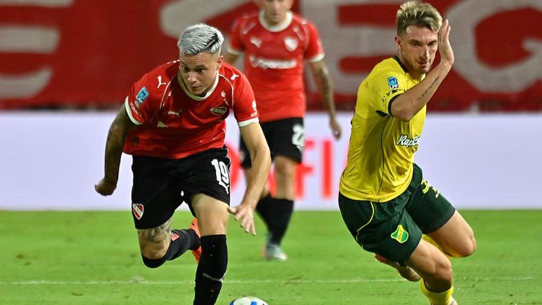 El uruguayo Matías Abaldo escapa ante la marca de Lucas Souto.