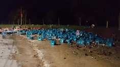 El camión perdió gran parte de su cargamento de cerveza. El camión perdió gran parte de su cargamento de cerveza.