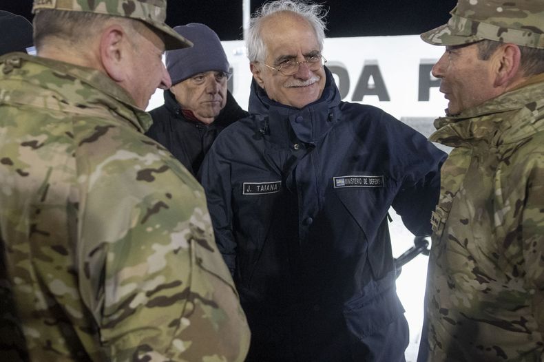 El ministro de Defensa, Jorge Taiana, saludó a los excombatientes durante la vigilia por Malvinas.