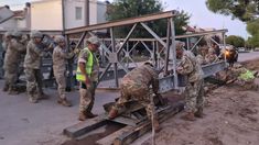 Los puentes fueron instalados por el Ejército. Los puentes fueron instalados por el Ejército.