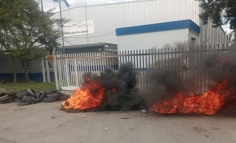 Los operarios se manifiestan en la puerta de la empresa en Campana. 
