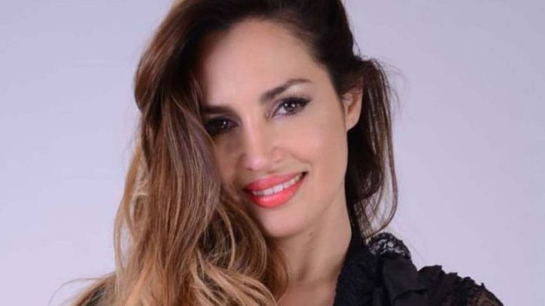 Belén Francese utilizó una microbikini rosa ideal para el calor.