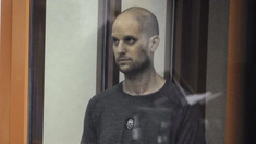 El periodista estadounidense fue detenido por las autoridades rusas y pasó 491 días bajo custodia antes de su liberación. El periodista estadounidense fue detenido por las autoridades rusas y pasó 491 días bajo custodia antes de su liberación.