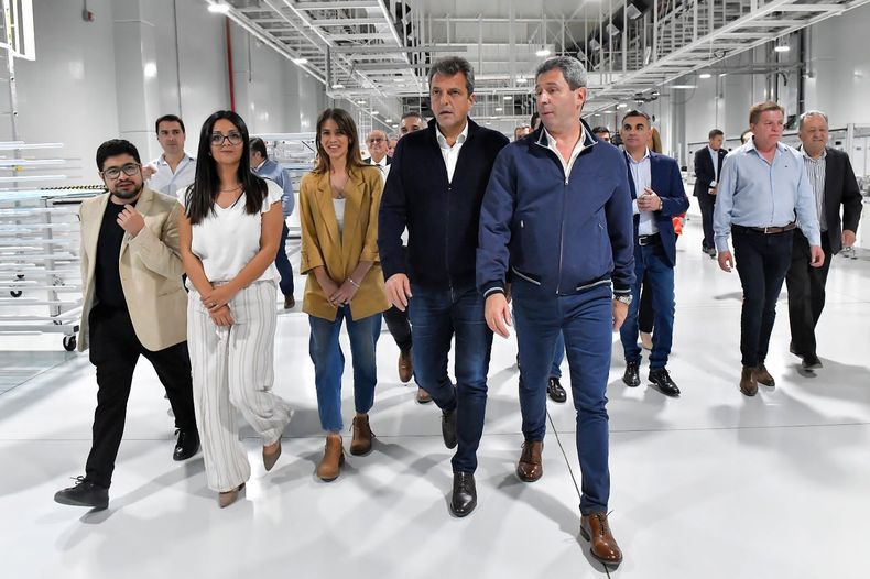 La gira de Sergio Massa incluy&oacute; a San Juan, donde visit&oacute; una f&aacute;brica de paneles solares junto al gobernador, Sergio U&ntilde;ac.