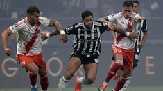 Hulk, una de las figuras junto a Deyverson, pelea el balón. Hulk, una de las figuras junto a Deyverson, pelea el balón.