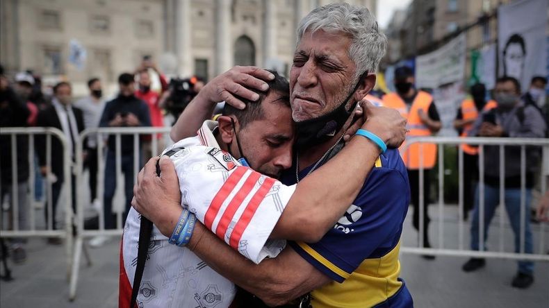 El dolor de los hinchas tras la muerte de Maradona.