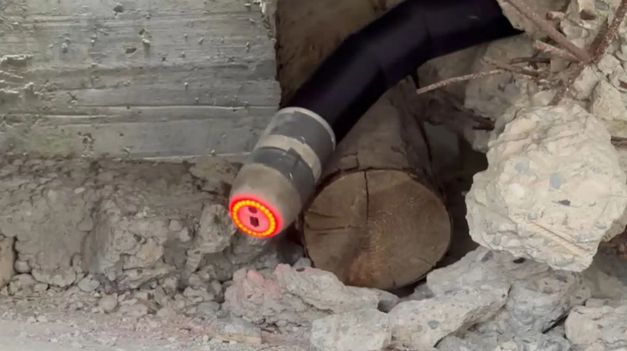 Robot serpiente, tecnología utilizada en Venezuela para inspeccionar entre los escombros, tras los terremotos.
