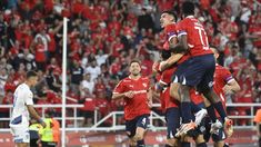 El abrazo de los jugadores de Independiente, en una exhibición de fútbol y goles. El abrazo de los jugadores de Independiente, en una exhibición de fútbol y goles.