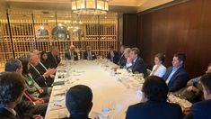 Massa y otros funcionarios durante la reunión.