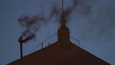 La fumata negra marca que no hubo acuerdo para el sucesor del papa Francisco. La fumata negra marca que no hubo acuerdo para el sucesor del papa Francisco.