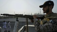 Un soldado paramilitar paquistaní de Karachi, en alerta sobre un auto.
