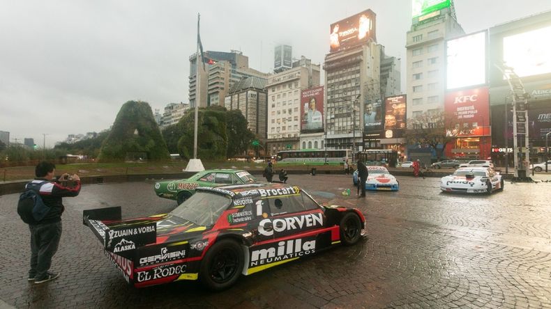 El TC en las calles porteñas: el Obelisco amaneció rodeado de autos de carrera&nbsp;