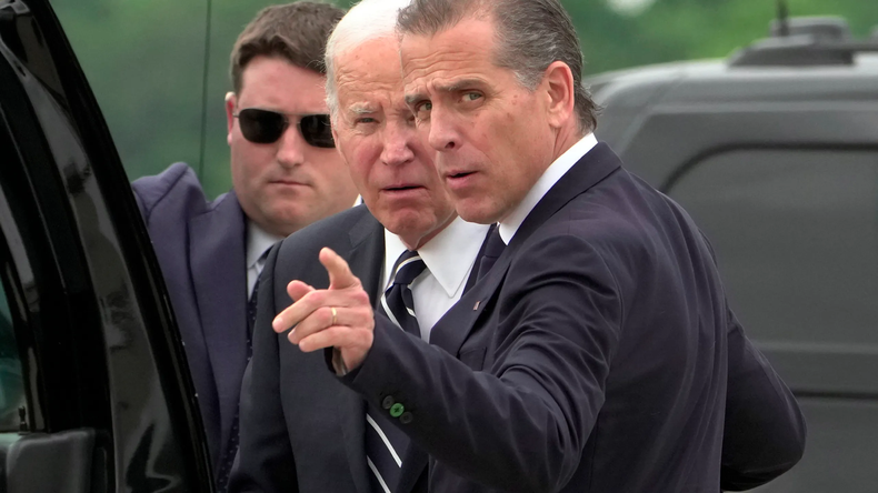 Joe Biden junto a su hijo Hunter.