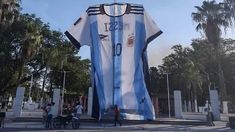 La camiseta más grande del mundo está en Salta. La camiseta más grande del mundo está en Salta.