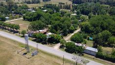 Tiene pocos habitantes y es fácil de llegar desde CABA. Tiene pocos habitantes y es fácil de llegar desde CABA.