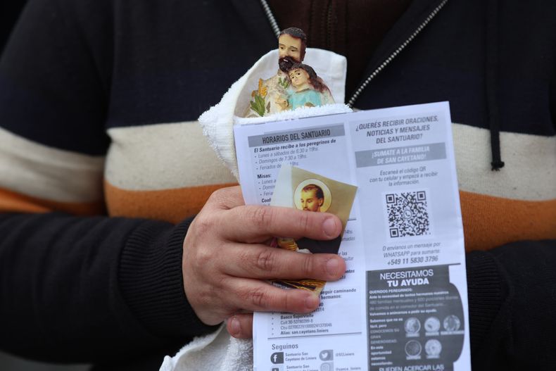 Entre los devotos de San Cayetano, se escucharon los testimonios de quienes se quedaron sin trabajo. Entre los devotos de San Cayetano, se escucharon los testimonios de quienes se quedaron sin trabajo.