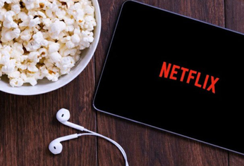 La serie está subtitulada y doblada en varios idiomas, lo que la hace accesible para una audiencia global.