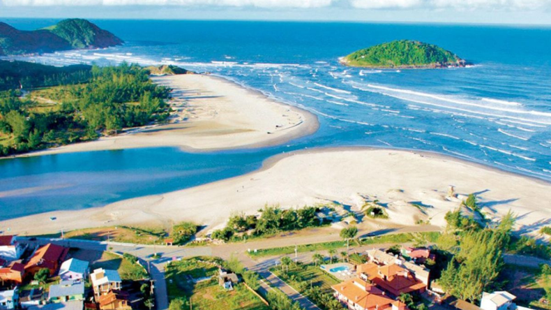 Este encantador pueblo, situado a 90 kilómetros de Florianópolis, destaca por su belleza natural intacta y sus playas de ensueño, que lo posicionan como un lugar ideal para quienes desean unas vacaciones memorables.  
