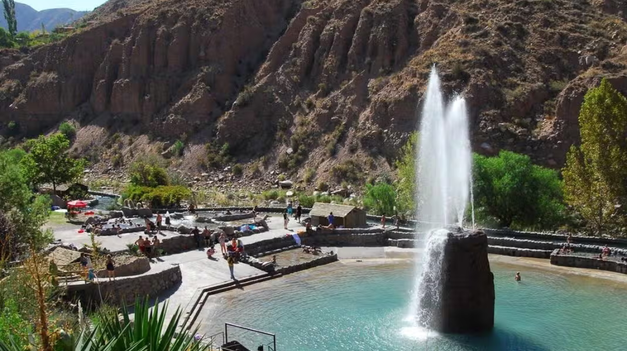 Piscinas termales de Cacheuta frente al paisaje andino.