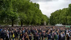 5 horas de cola y 7km para despedir a la difunta reina. 5 horas de cola y 7km para despedir a la difunta reina.