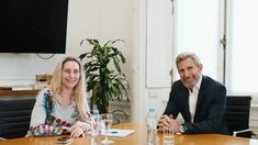 Karina Milei junto a Rogelio Frigerio.