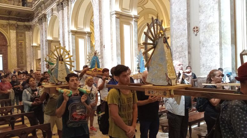 Peregrinos cargando en andas imágenes de la Virgen de Luján desde la Catedral a la Plaza del Congreso.