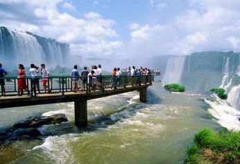 Por el fenómeno del Niño, desmontarán la pasarela y el balcón que permiten acceder al principal salto de las Cataratas.