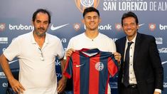 El exsecretario García Lago, junto al por entonces refuerzo Adam Bareiro y el presidente Moretti. El exsecretario García Lago, junto al por entonces refuerzo Adam Bareiro y el presidente Moretti.