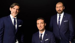 Scaloni, Ayala y Samuel con los trajes de gala que se usarán durante el Mundial de Qatar 2022.&nbsp;