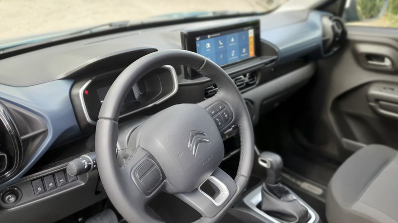 En primer plano el nuevo volante y detrás la central multimedia.
