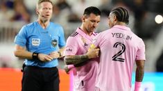 Messi deja la cancha, tras sentir una molestia. Messi deja la cancha, tras sentir una molestia.