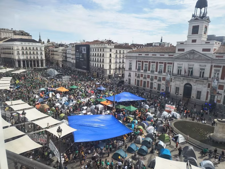 España: cientos de personas acampan en la Puerta del Sol contra la crisis habitacional tras el desalojo de una mujer de 70 años