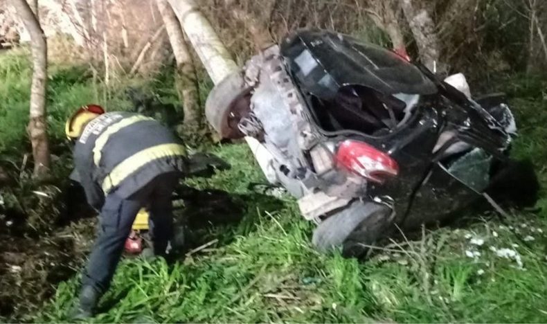 Un hombre despistó, chocó contra un poste de hormigón y murió en la Ruta 88.