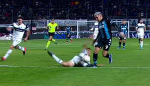 La jugada de la polémica en Racing-Gimnasia.