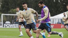 Lionel Messi y Lautaro Martínez luchan por el balón en el regreso de la Selección a las prácticas. Lionel Messi y Lautaro Martínez luchan por el balón en el regreso de la Selección a las prácticas.