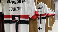 Las camisetas de San Pablo con el nombre del jugador uruguayo fallecido en Brasil. Las camisetas de San Pablo con el nombre del jugador uruguayo fallecido en Brasil.