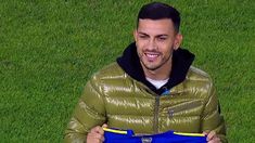 El volante con la camiseta que recibió del club. El volante con la camiseta que recibió del club.