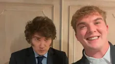 Hayden Davis junto a Javier Milei.